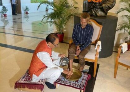 Case of pouring urine on adivasi youth: CM Shivraj Singh apologized after washing the feet of the victim