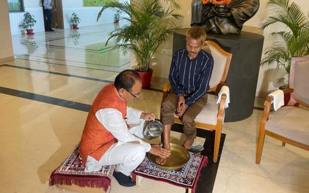Case of pouring urine on adivasi youth: CM Shivraj Singh apologized after washing the feet of the victim