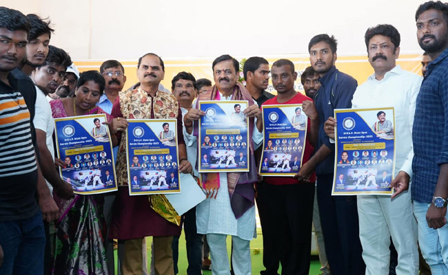 విశాఖ నిండా బీజేపీ ఎంపీ ఫ్లెక్సీలు