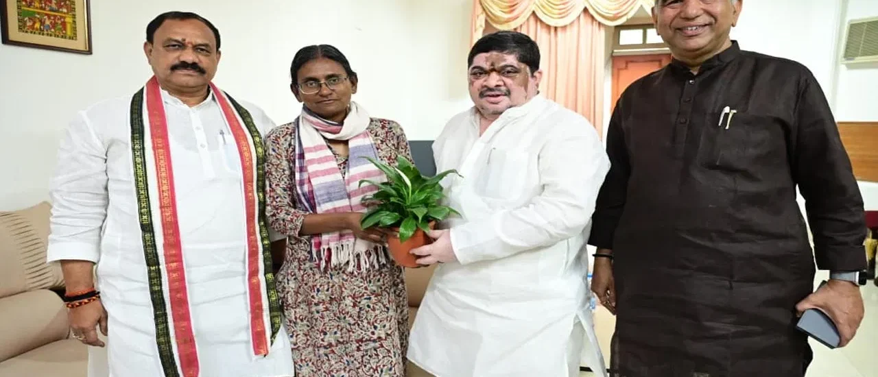 TELANGANA :సాదాసీదాగా ఏంట్రీ.. వచ్చి రావడంలోనే తన మార్క్‌ ఏంటో చూపించిన మీనాక్షి నటరాజన్