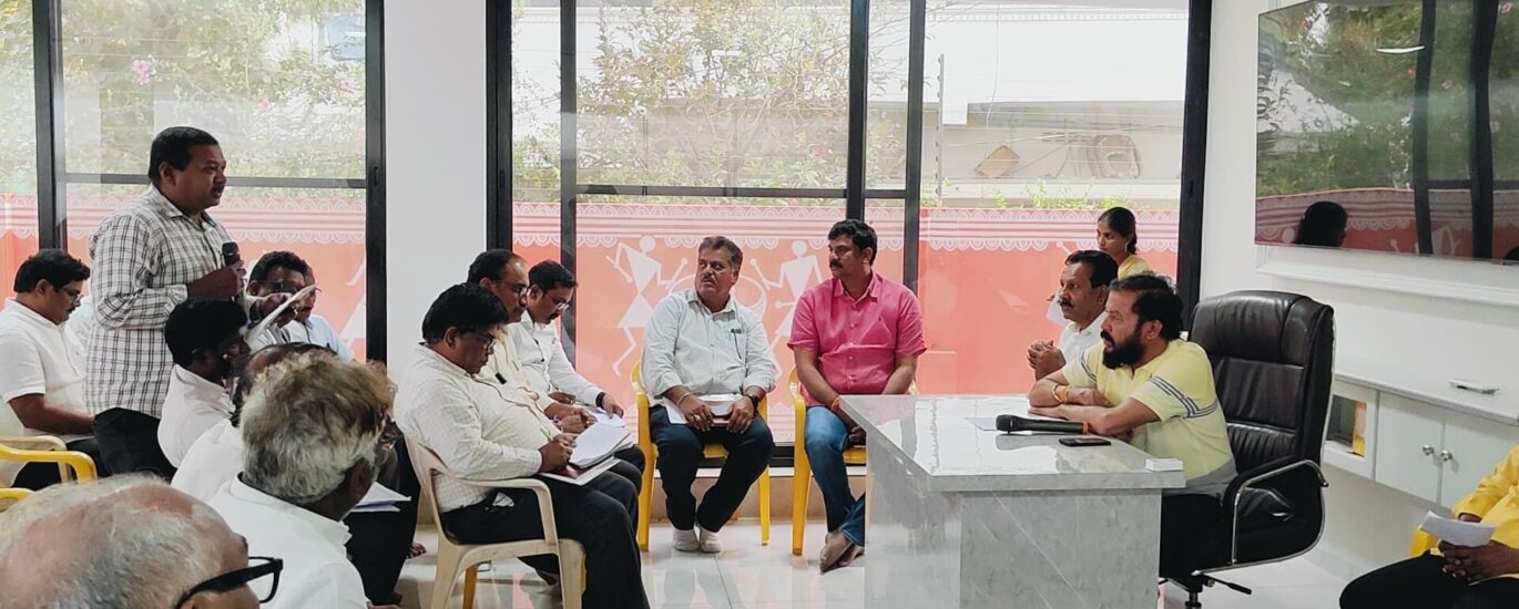 దెందులూరు నియోజకవర్గ అభివృద్ధి పనులపై ఎమ్మెల్యే శ్రీ చింతమనేని ప్రభాకర్ గారు విస్తృత స్థాయి సమీక్ష సమావేశం...