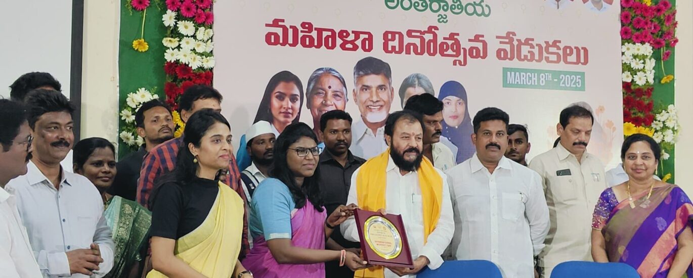 "ఏలూరులోని సర్ సి ఆర్ ఆర్ కళాశాల ఆడిటోరియంలో జరిగిన అంతర్జాతీయ మహిళా దినోత్సవం వేడుకల్లో పాల్గొన్న దెందులూరు ఎమ్మెల్యే శ్రీ చింతమనేని ప్రభాకర్ గారు…