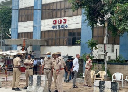 హైదరాబాద్‌లో ఏబీఎన్ ఆంధ్రజ్యోతి కార్యాలయం ముందు పోలీసుల మోహరింపు