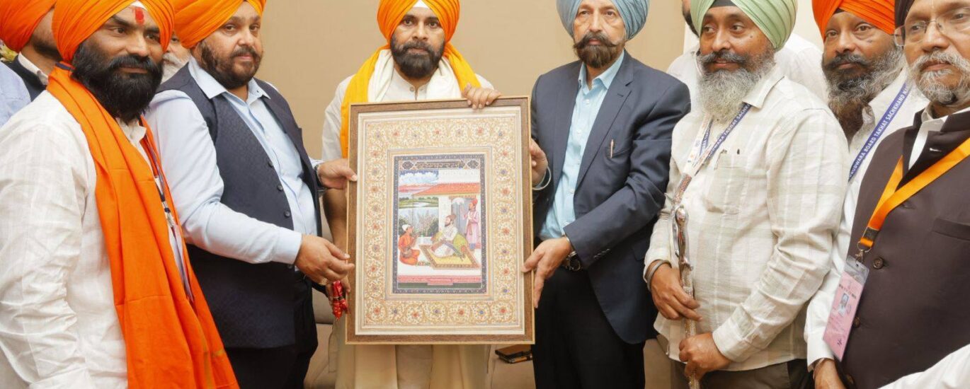 ఇక్కడ ఎవరో గుర్తు పట్టారా..? మహారాష్ట్ర గురుద్వారాలో..!