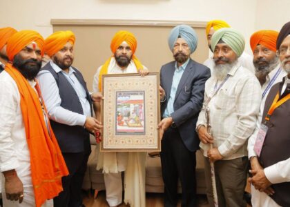 ఇక్కడ ఎవరో గుర్తు పట్టారా..? మహారాష్ట్ర గురుద్వారాలో..!